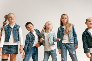 Group of Smiling Friends in Fashionable Jeans 25xJPEG