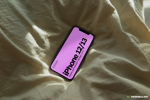 iPhone 12/13 realistic Mockup / W01|01
