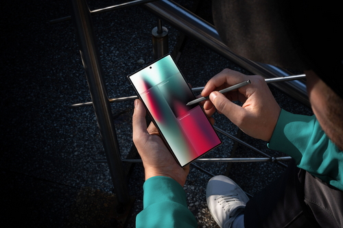 Galaxy S24 Ultra Mockup Scene Raw-05