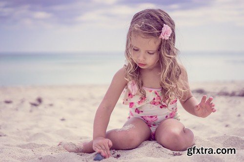 Children on the beach-8xUHQ JPEG