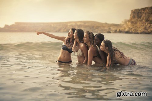 Cheerful friends on the beach - 12xUHQ JPEG