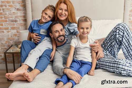 Happy Family Mom Dad Children Joy Holidays 25xJPG Happy Family Mom Dad Children Joy Holidays 25xJPG