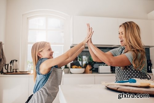Happy Family Mom Dad Children Joy Holidays 25xJPG Happy Family Mom Dad Children Joy Holidays 25xJPG