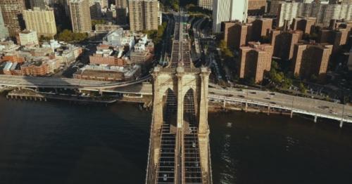 Aerial View of the Brooklyn Bridge Through the East River To Manhattan in New York - T7CEPN3