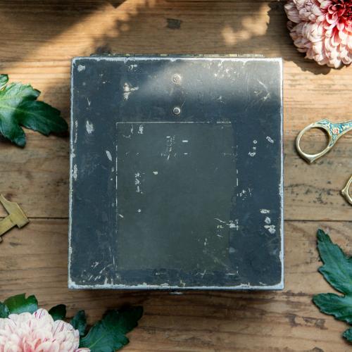 Grunge metal blue box mockup on a wooden table - 1209276