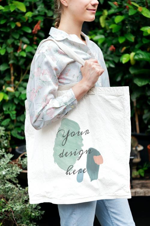 Woman with a tote bag mockup - 1212430
