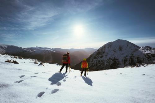 Mountaineer climbing a snow mountain - 2097820