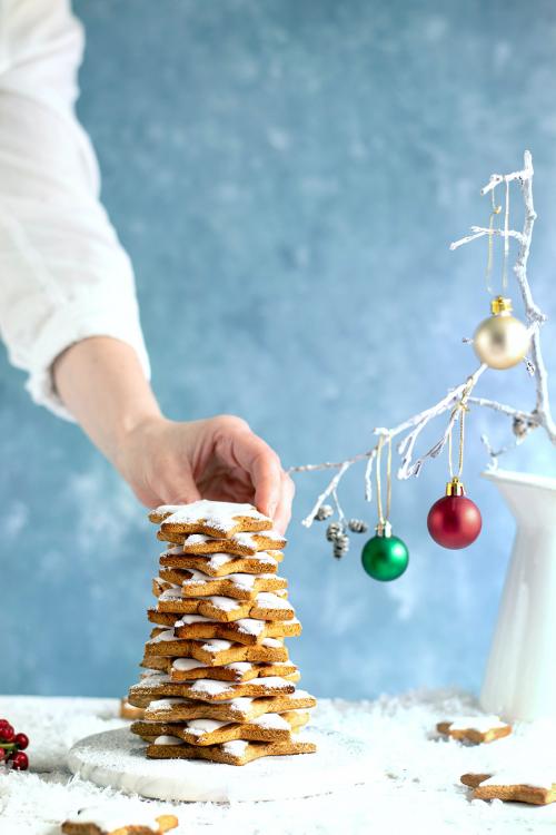Small Christmas tree from star gingerbread cookie - 2049750