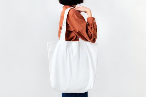 Woman with a tote bag - 2278840