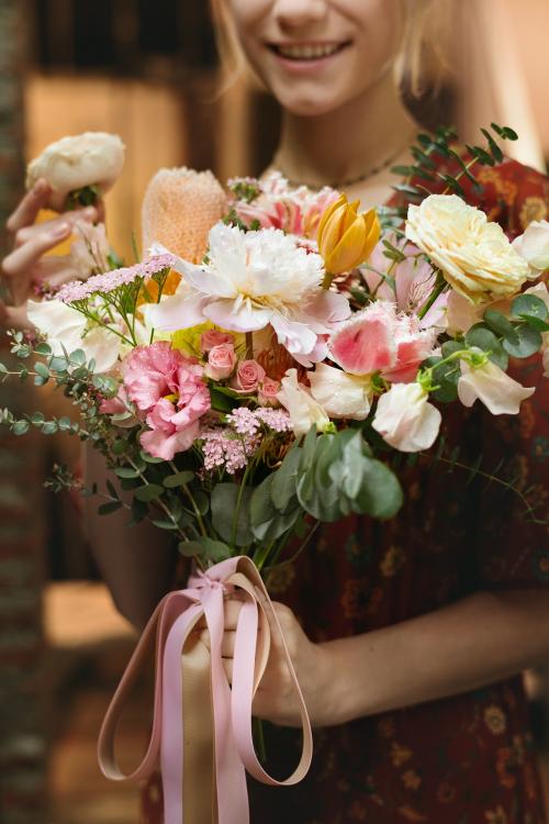 Woman holding a bouquet of flowers - 1207099