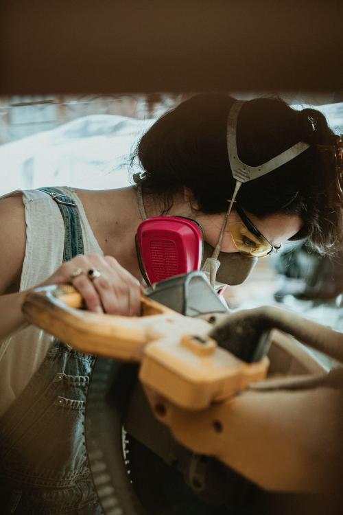 Female carpenter using a compound miter saw - 1199222