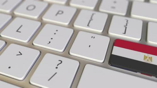Videohive - Key with Flag of Egypt Switches to Key with Flag of the UK - 33522334 - 33522334